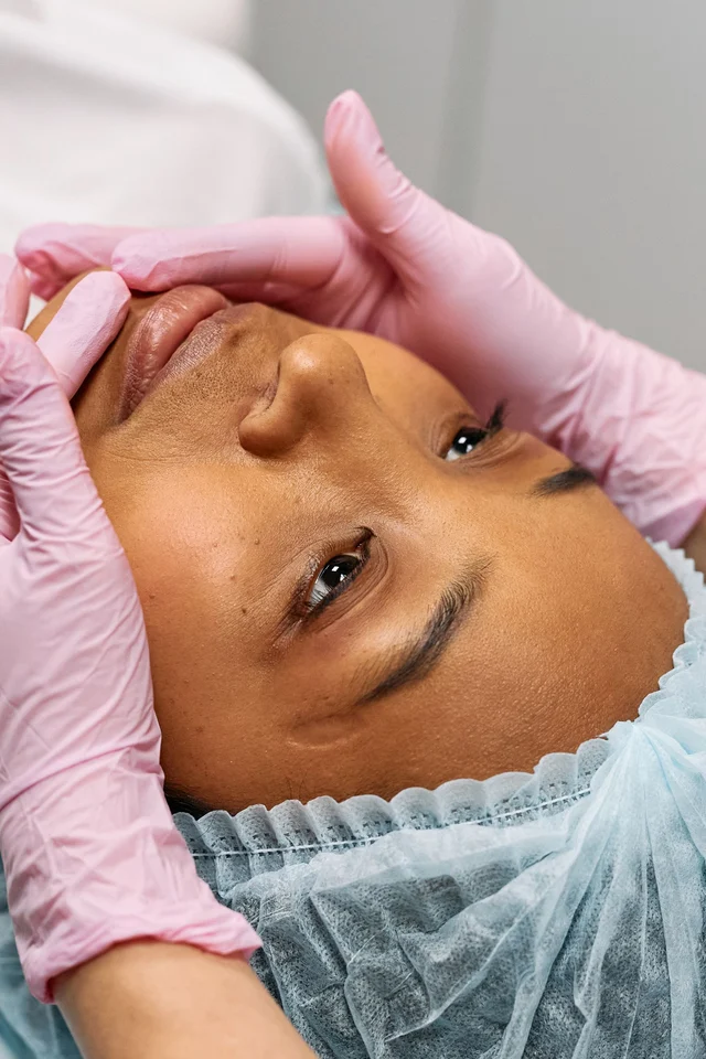 Illustration : une cliente pendant un soin du visage.